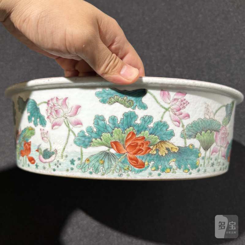 清道光 粉彩荷塘鸳鸯纹折沿洗 - 图5